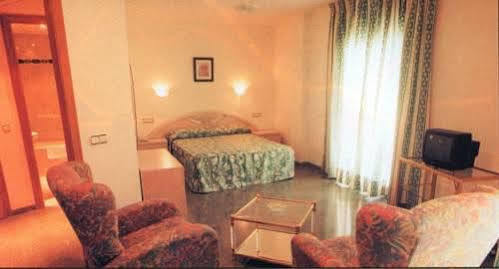 Hotel Don Pelayo Arbós Buitenkant foto
